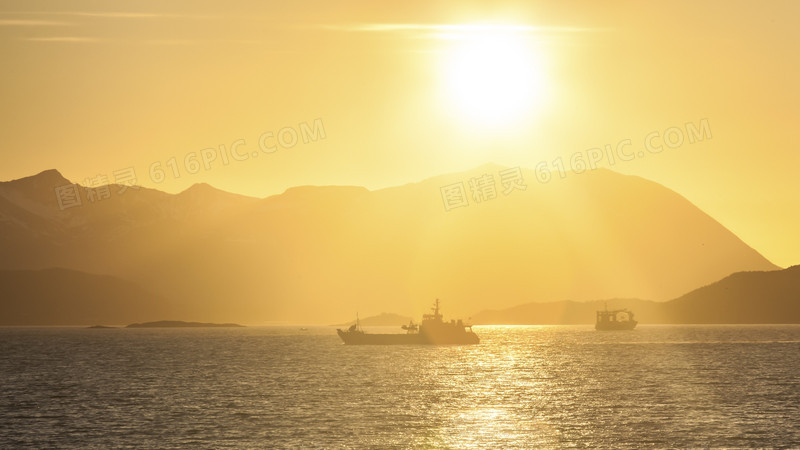 阳光山峰大海船只