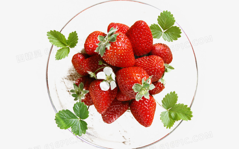 玻璃碗装着草莓